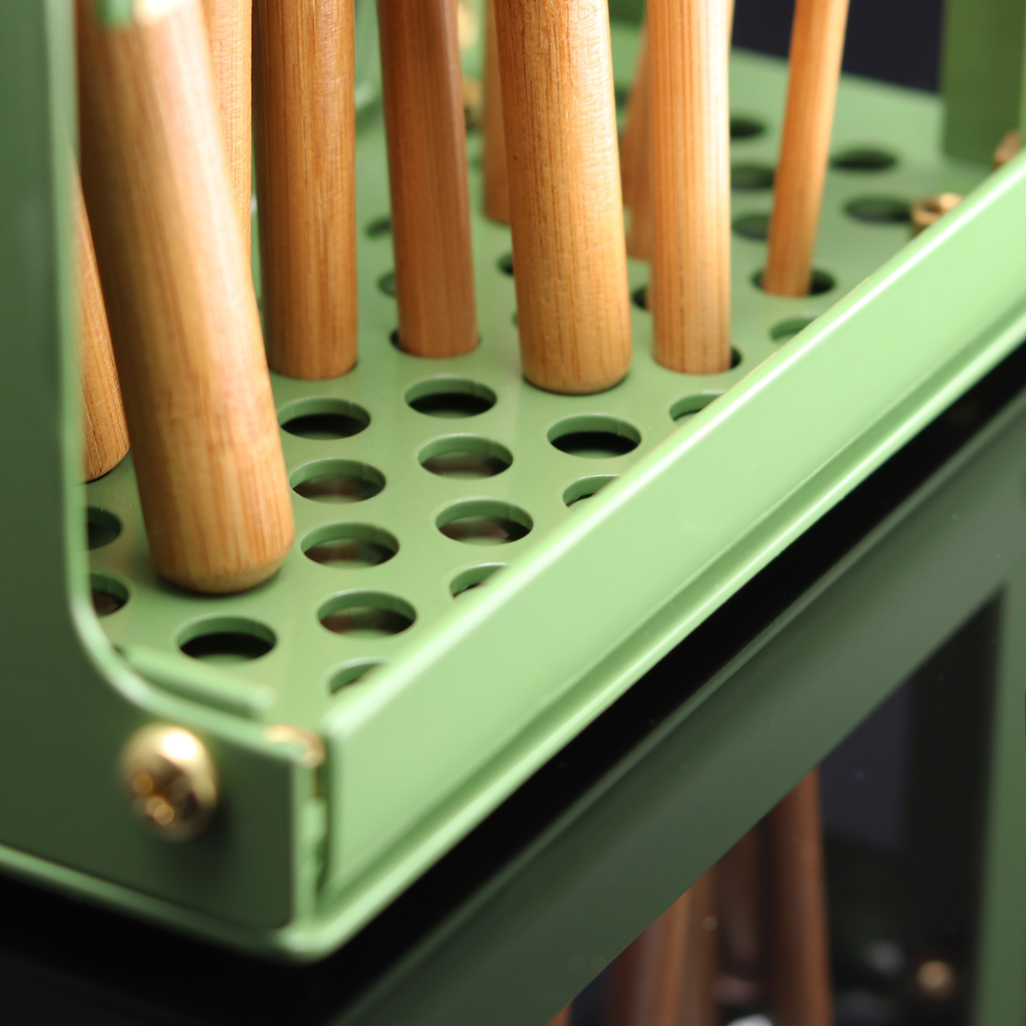 Coldwork Loftowy organizer na pędzle – stal / mosiądz - Black, Sage Green, White