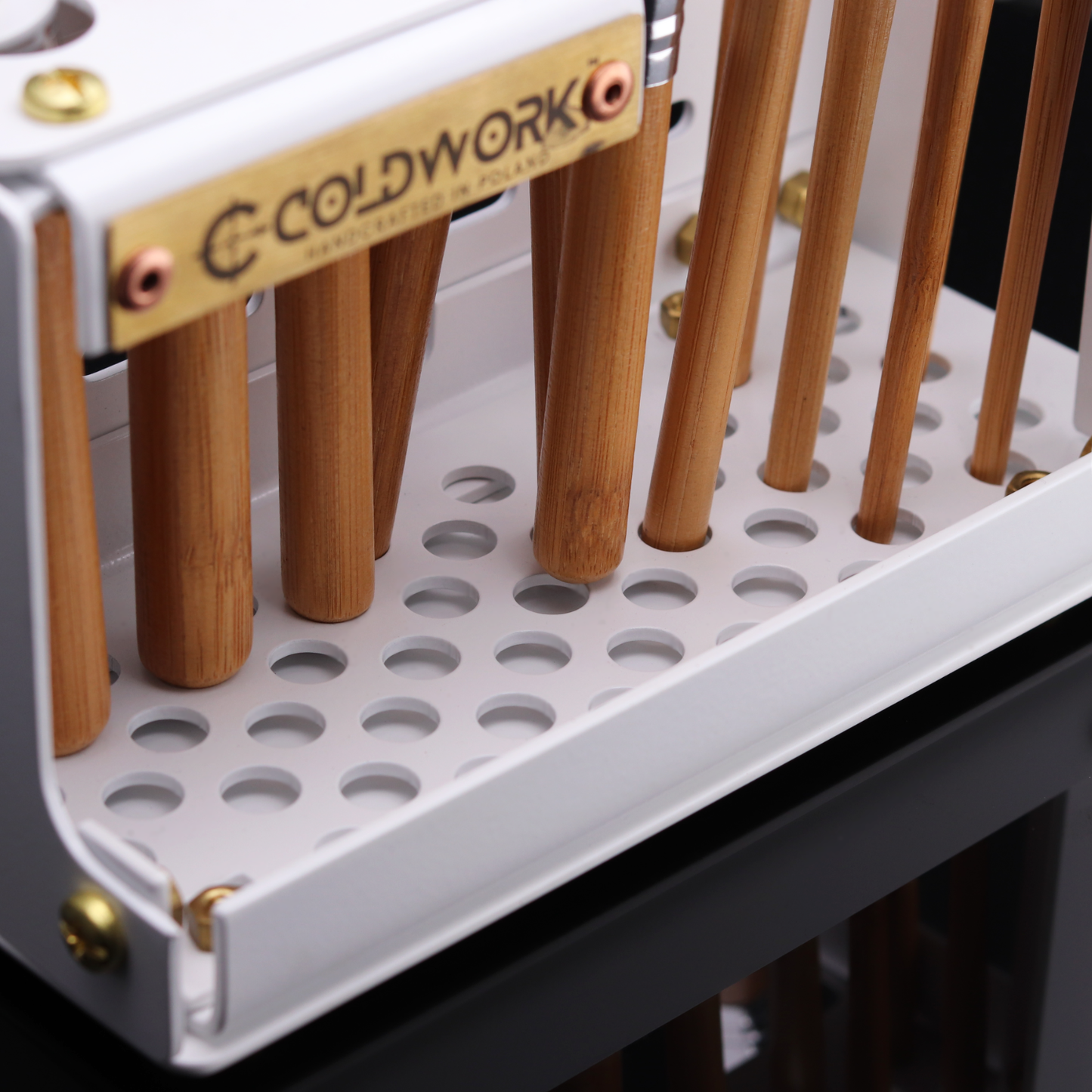 Coldwork Loftowy organizer na pędzle – stal / mosiądz - Black, Sage Green, White